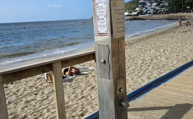 Santa Eulària tanca les dutxes de les platges i restringeix el cabal d'aigua als rentapeus i els jardins municipals