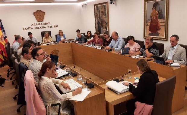 El Ple aprova cedir un solar a Santa Gertrudis per a una casa caserna de la Guàrdia Civil, el projecte de pressupostos per a 2024 i diverses mesures per a una gestió més eficient de l'aigua