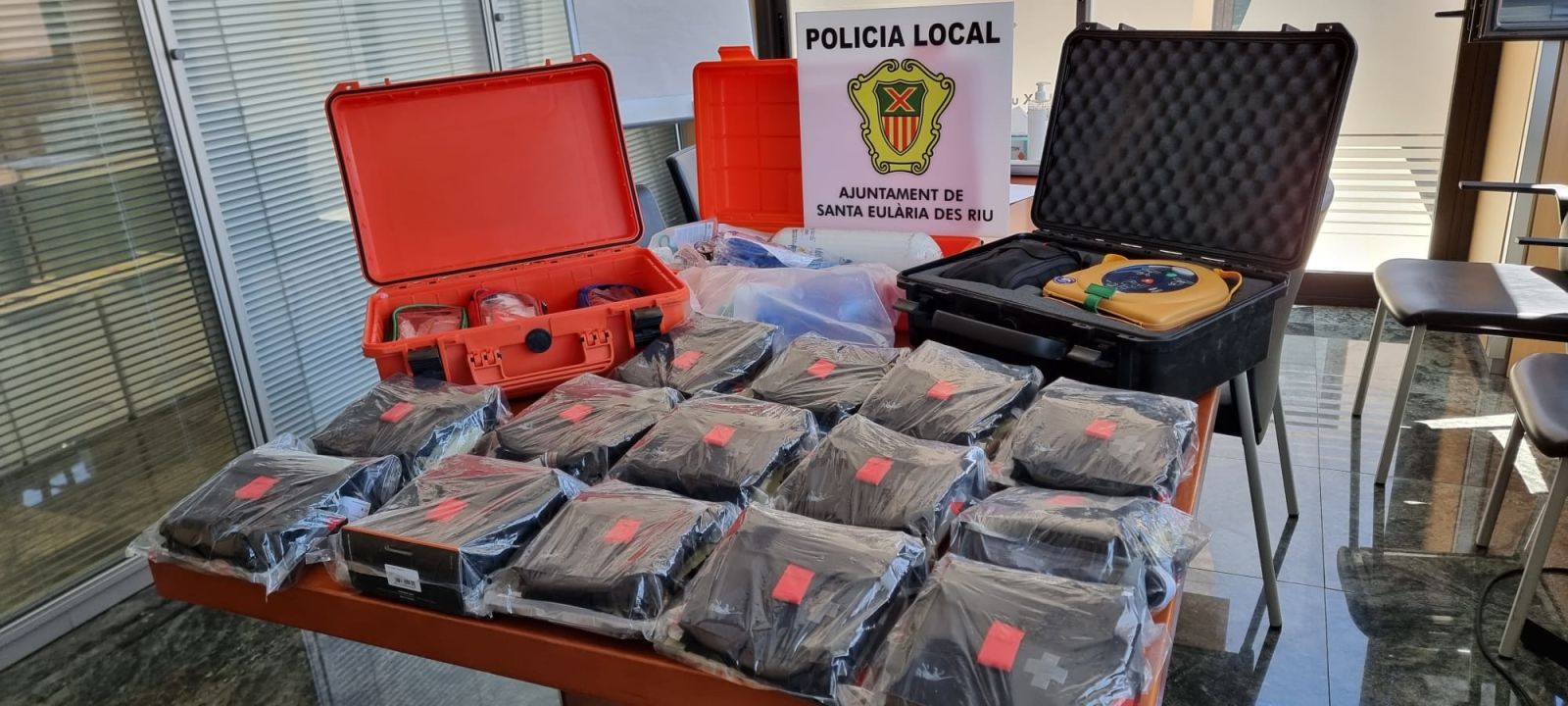 La Policia Local amplia la seva dotació bàsica d'atenció sanitària amb 20 equips per combatre les hemorràgies