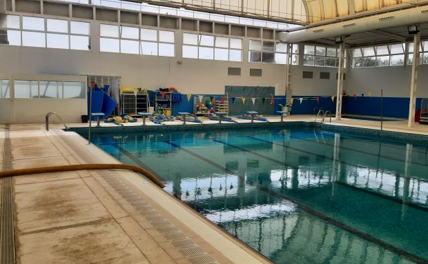 Santa Eulària destina l'aigua del buidatge de la piscina municipal a la bassa de sa Rota per al seu aprofitament en el reg