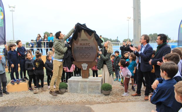 La pista municipal d'atletisme de Santa Eulària des Riu porta des d'avui el nom del marxador Marc Tur Picó