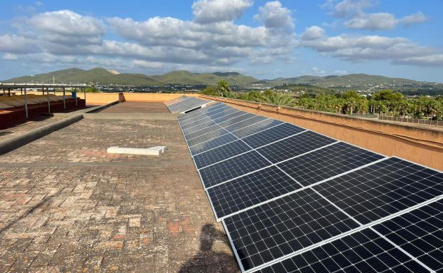 Finalitza la instal·lació de 84 panells solars a l’escola de Jesús que evitaran l'emissió de 12 tones de C02  a l'any, xifra equivalent al que absorbeixen 560 arbres