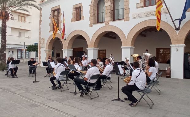 La Banda Municipal de Santa Eulària des Riu realitzarà aquest dissabte un concert amb peces adaptades d'estils que van des del pop al jazz passant per ritmes llatins