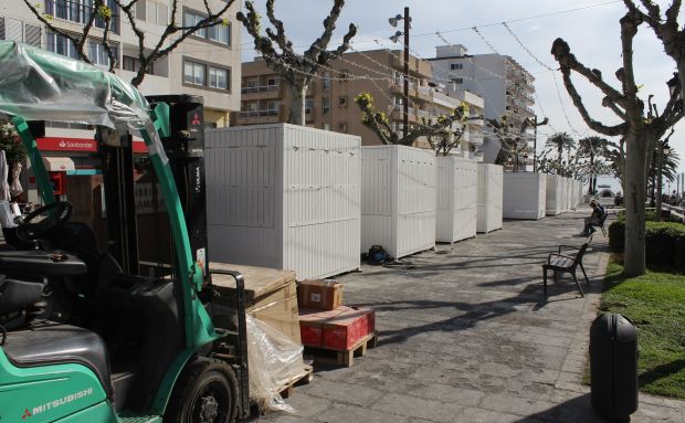 Instal·lació de les noves casetes desmuntables del mercat ambulant de s’Alamera, part del projecte de dinamització econòmica de creació d'un Centre Comercial Obert a Santa Eulària