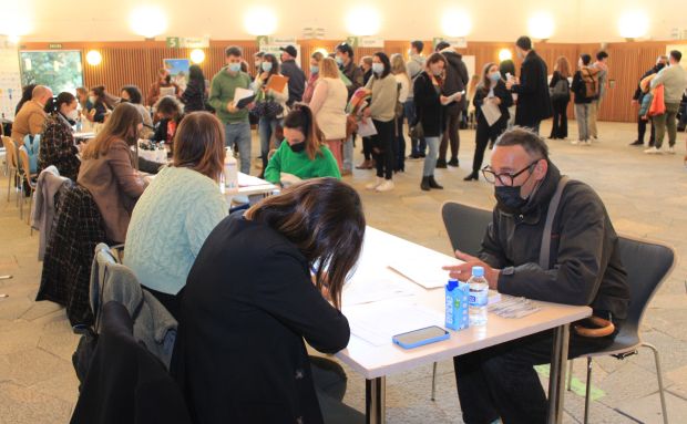 La fira Santa Eulària Es n’Ocupa inicia les entrevistes de treball ràpides amb més de 1.100 candidats inscrits