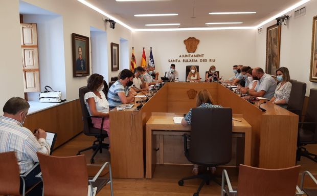 El Ple de Santa Eulària des Riu aprova reclamar a Educació que executi les millores compromeses als col·legis i instituts del municipi