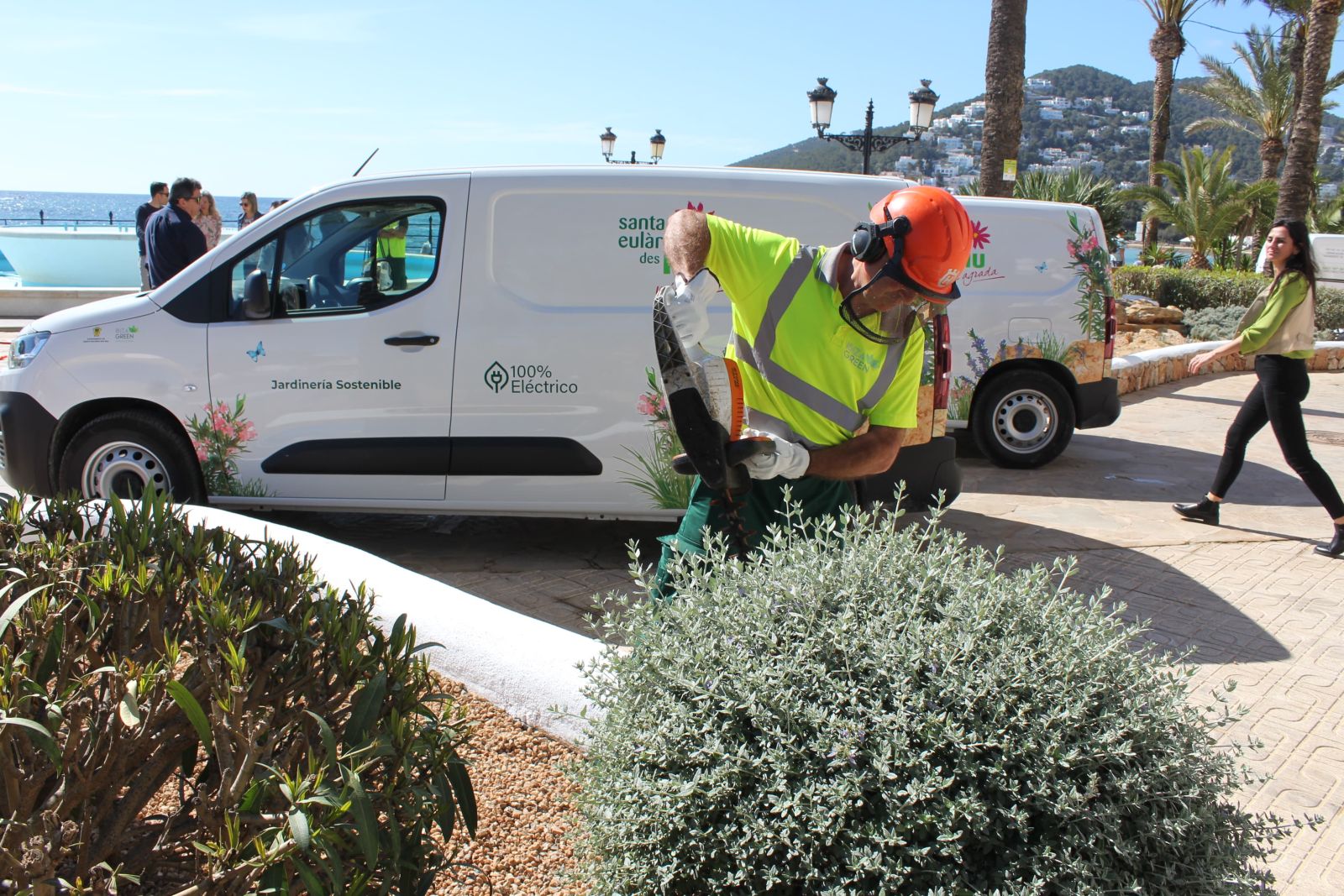 El servei de jardineria de Santa Eulària des Riu reforça la seua aposta per la sostenibilitat amb la incorporació de quatre furgonetes i diverses eines elèctriques que produeixen menys contaminació i soroll