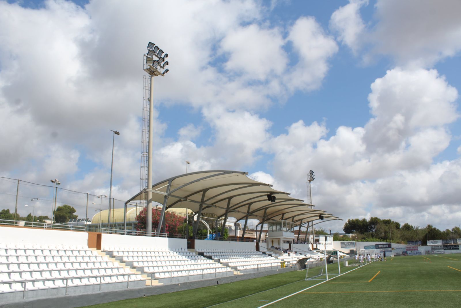 Finalitza la renovació de l'enllumenat del camp de futbol de Santa Eulària que permet reduir el consum en un 41%