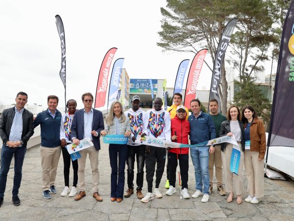Santa Eulària des Riu da la bienvenida a miles de corredores con la apertura de la Feria del Corredor del Santa Eulària Ibiza Marathon