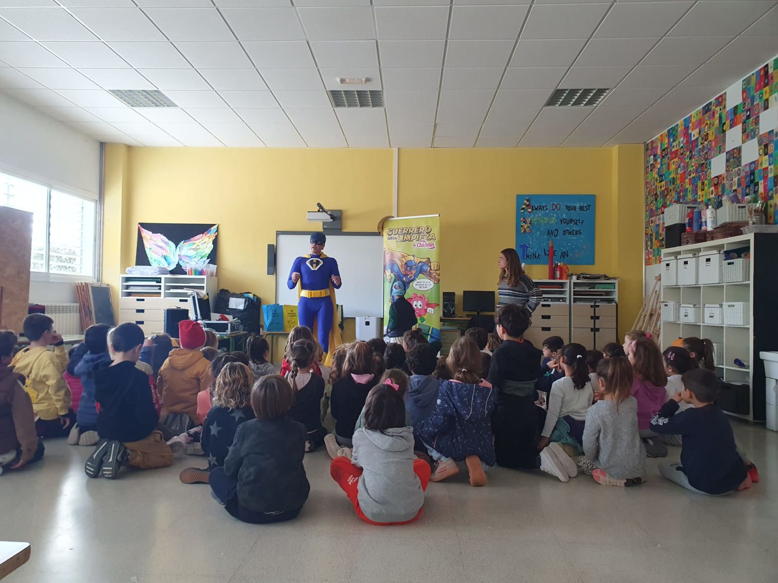 600 alumnes d'Infantil i Primària dels públics de Santa Eulària des Riu reben el Guerrer de la Neteja