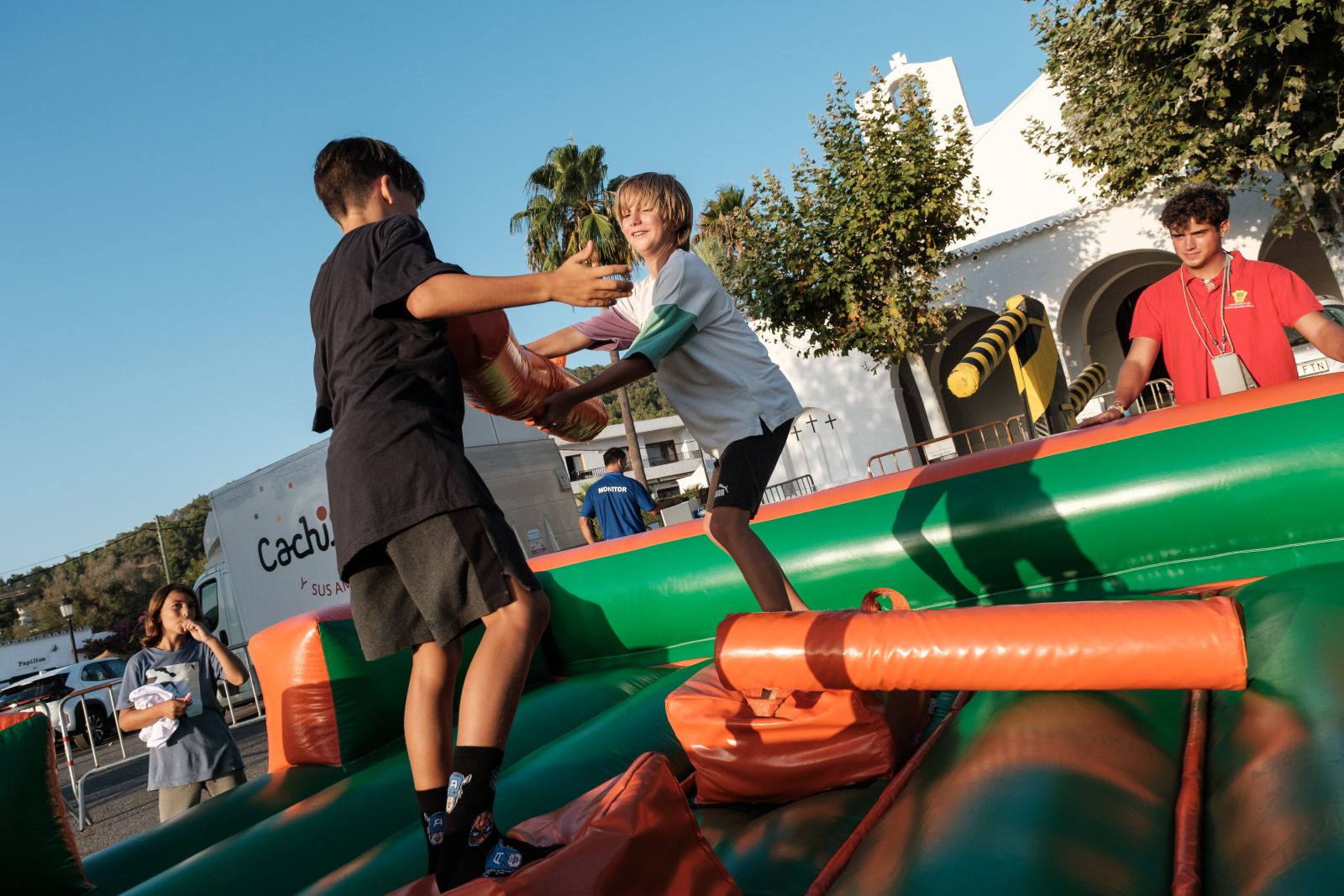 Joves al Carrer arriba a Jesús ple d'activitats amb Cluedo, torneig de tennis de taula i una classe magistral de parkour