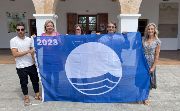 Santa Eulària lliura les banderes blaves als concessionaris des Canar, es Figueral i Cala Llenya