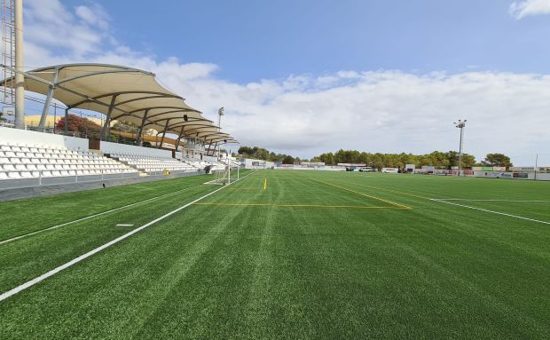 Acaba la substitució de la gespa artificial del camp de futbol de Santa Eulària i la del de Sant Carles s'iniciarà els pròxims dies