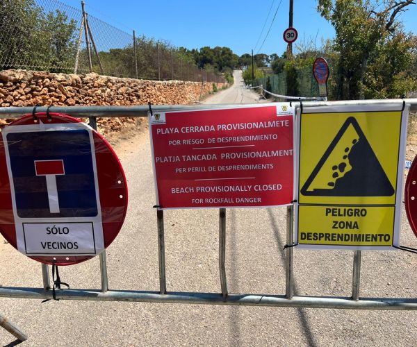 Cerrada provisionalmente la playa de s’Aigua Blanca para garantizar la seguridad por el riesgo de desprendimientos