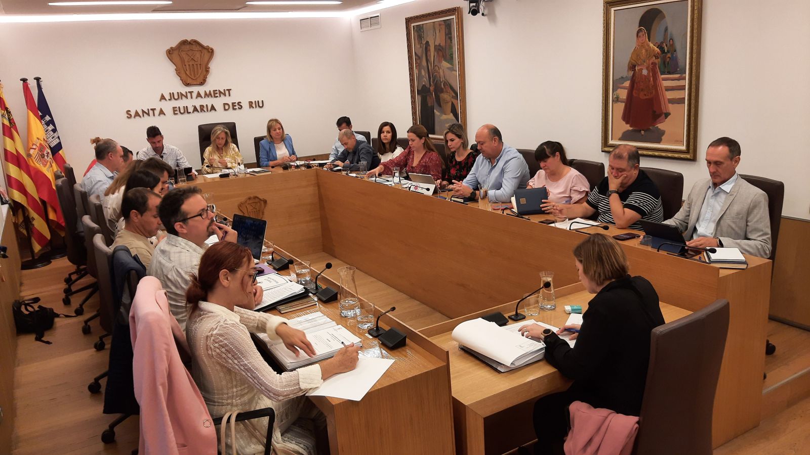 El Ple aprova cedir un solar a Santa Gertrudis per a una casa caserna de la Guàrdia Civil, el projecte de pressupostos per a 2024 i diverses mesures per a una gestió més eficient de l'aigua