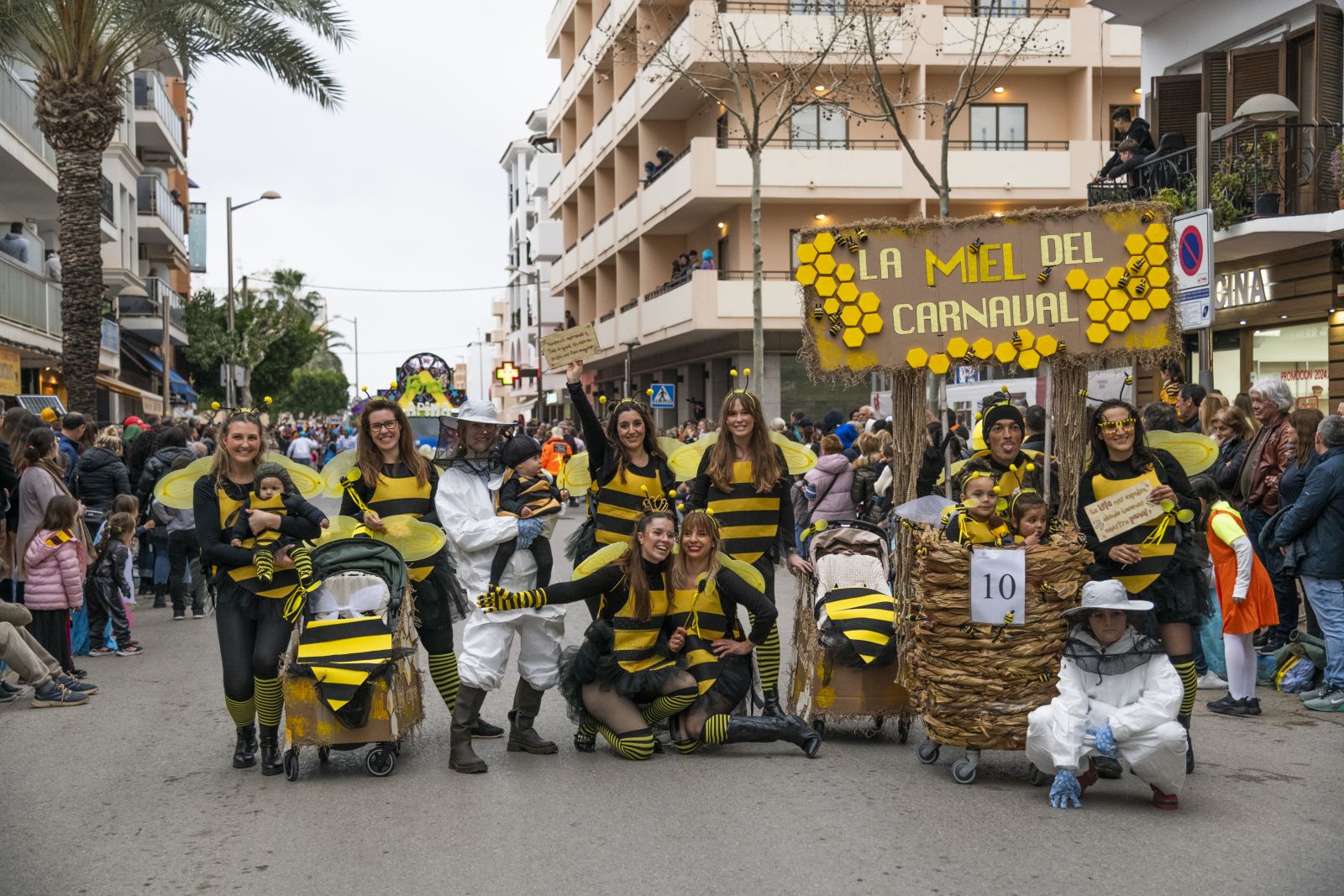 La Rúa de Carnaval de Santa Eulària des Riu, un éxito de color y participación a pesar del mal tiempo