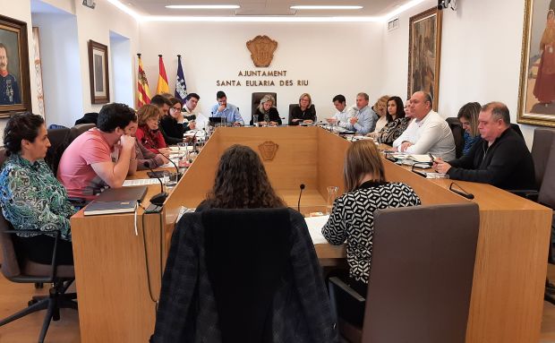 El Ple aprova per unanimitat treure 10 noves llicències temporals de taxi i 12 fixes per millorar la prestació del servei