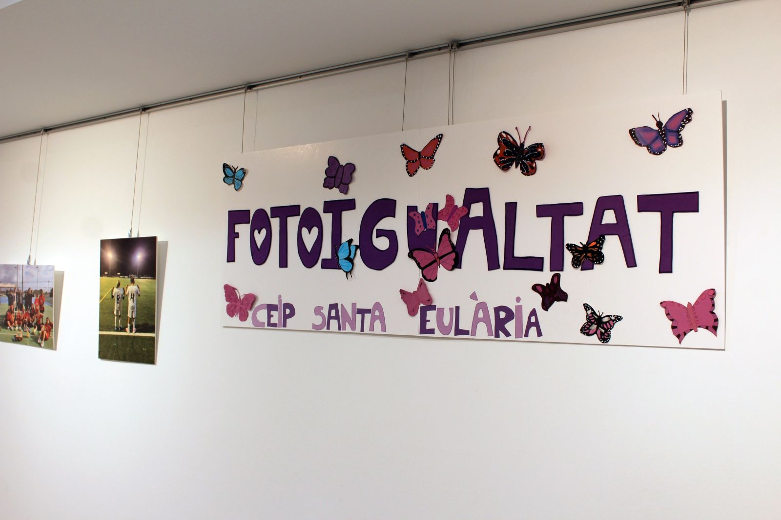 La Sala Sant Jaume 72 acull un centenar de fotografies i cartells sobre igualtat dels alumnes del col·legi Santa Eulària