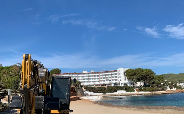 Se inician los trabajos para la realización del sendero litoral de es Puig d’en Fita/Siesta para mejorar su accesibilidad, la seguridad y la estética