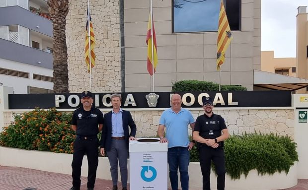 La Policia Local de Santa Eulària s'equiparà amb uniformes reciclables i elaborats amb un teixit fabricat amb plàstics recollits de la mar