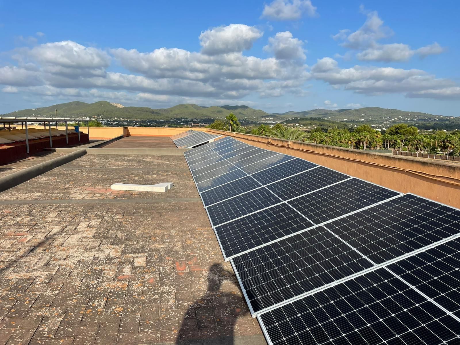 Finalitza la instal·lació de 84 panells solars a l’escola de Jesús que evitaran l'emissió de 12 tones de C02  a l'any, xifra equivalent al que absorbeixen 560 arbres