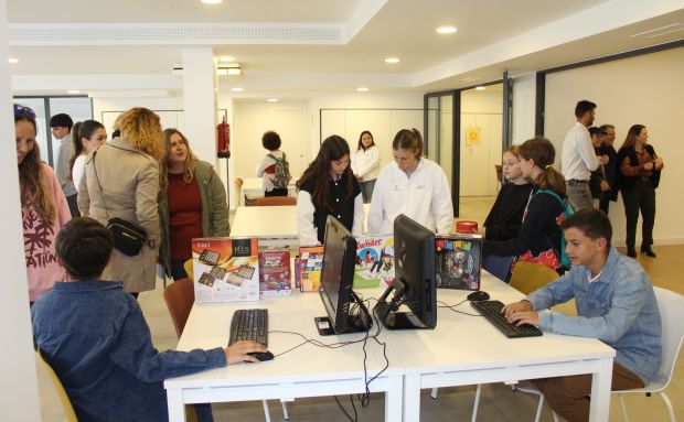 Inaugurat el nou Punt Jove de Santa Gertrudis als baixos de l'Escoleta amb tallers de ‘totte bag’, xapes, realitat virtual i més activitats