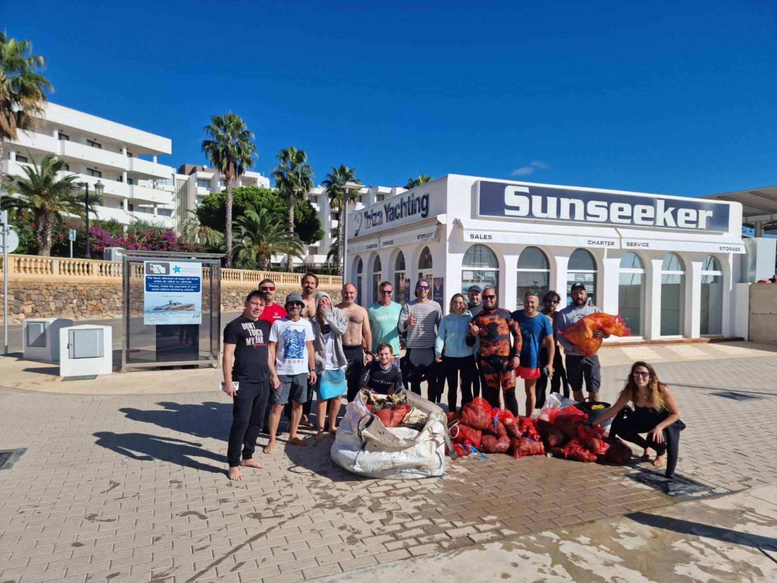 Retirats uns 800 quilos de residus del mar en la segona jornada 'Santa Eulària neta fins al fons'