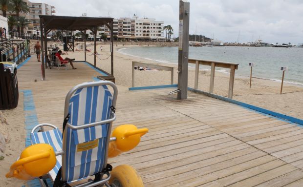 El servei de bany assistit per a persones amb necessitats especials de mobilitat ja està en marxa a la platja de Santa Eulària