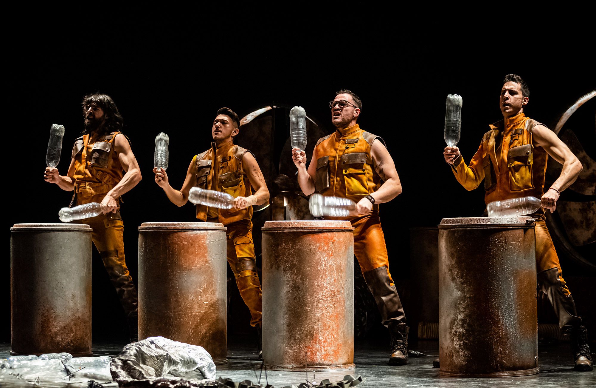 La veterana companyia Yllana i la multidisciplinar Töthem porten al Palau de Congressos la comèdia de percussió i rerefons ecologista ‘Trash!’