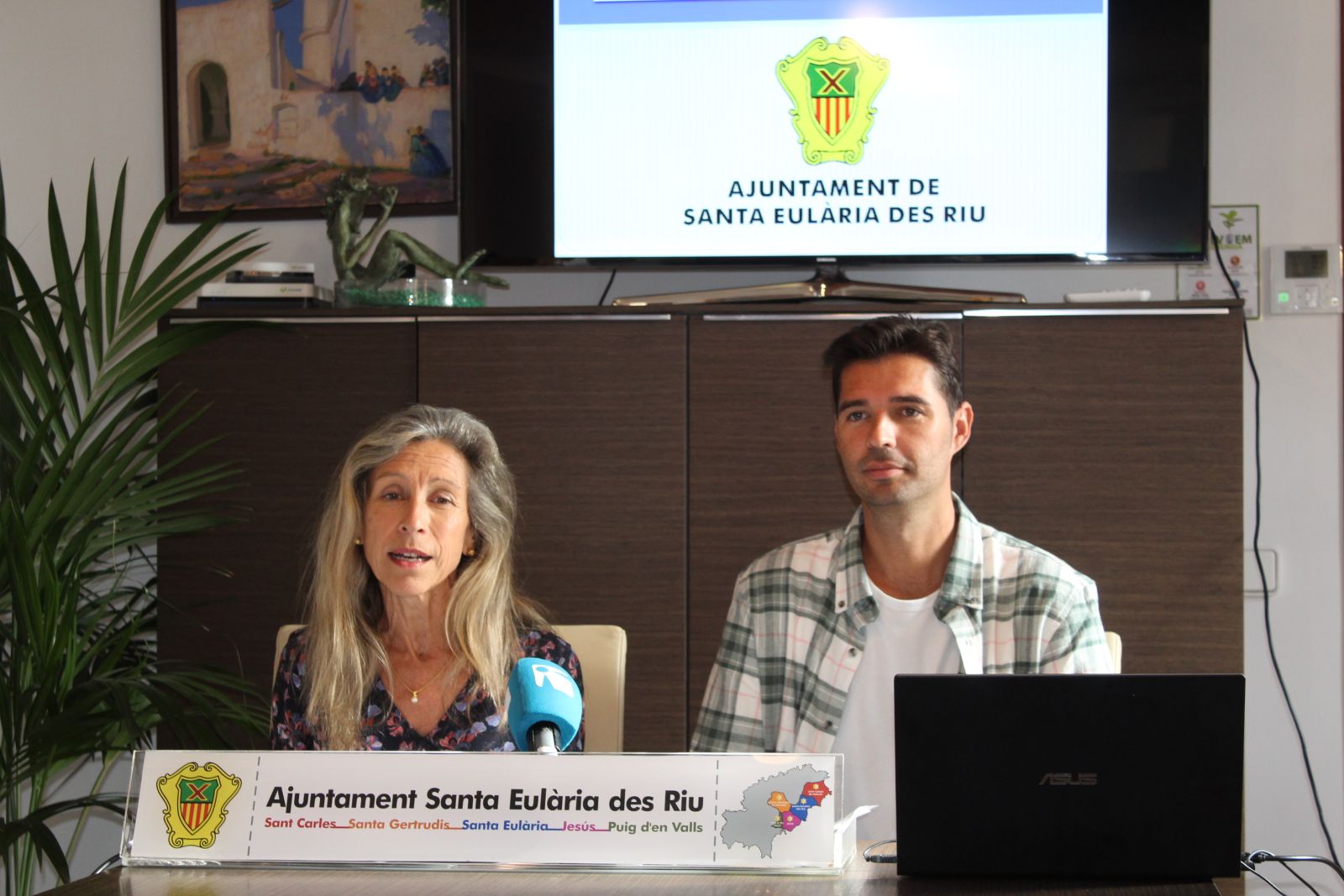 El pressupost per a 2024 preveu 8,2 milions per a inversions com l'inici de dues escoletes, de la conversió en zona de vianants de Sant Carles, el segon camp de futbol de Santa Eulària o una circumval·lació a s’Argamassa