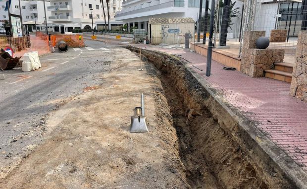 Iniciades les obres de conversió en zona de vianants del passeig marítim des Canar després de l'ajornament acordat amb els vesins per a no interferir en la temporada