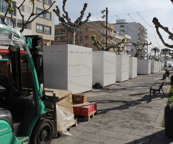 Instalación de las nuevas casetas desmontables del mercadillo de s’Alamera, parte del proyecto de dinamización económica de creación de un Centro Comercial Abierto en Santa Eulària