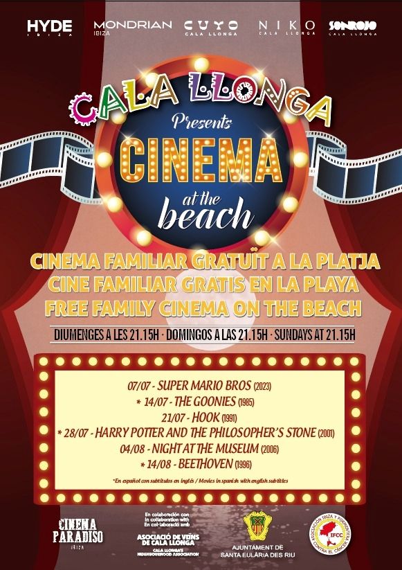 Cinema a la platja de Cala Llonga