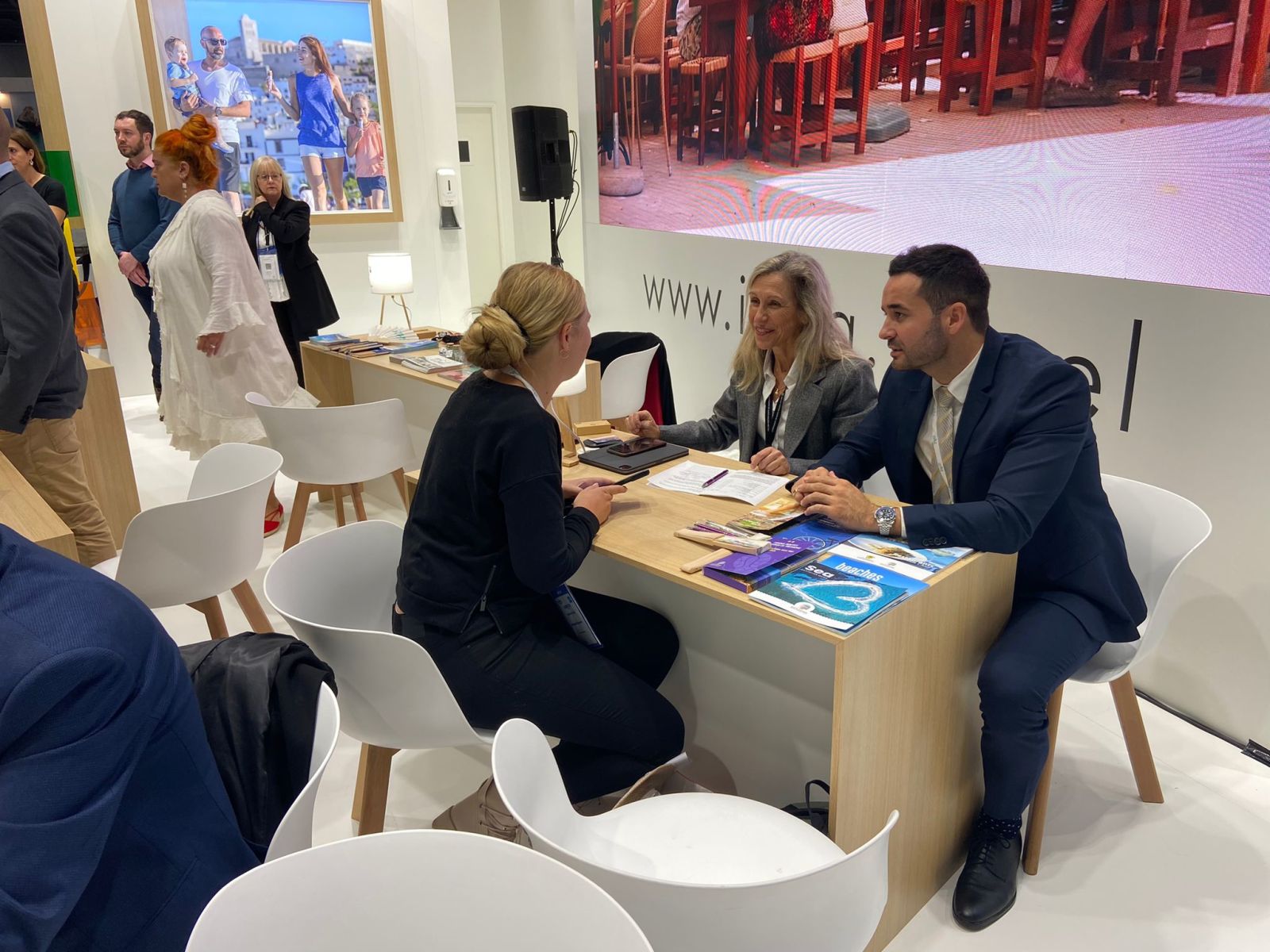 Santa Eulària des Riu presenta la ‘Guia d'activitats nàutiques’ com a novetat principal en la primera jornada de la World Travel Market