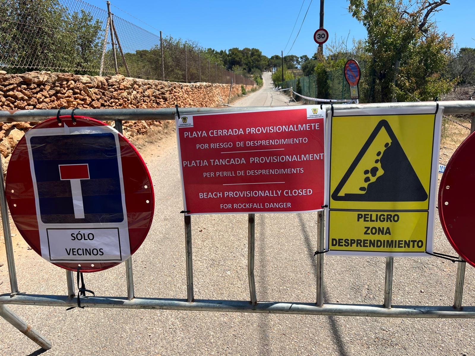 Tancada provisionalment la platja de s’Aigua Blanca per a garantir la seguretat pel risc de despreniments