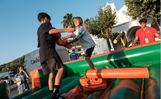 Joves al Carrer arriba a Jesús ple d'activitats amb Cluedo, torneig de tennis de taula i una classe magistral de parkour