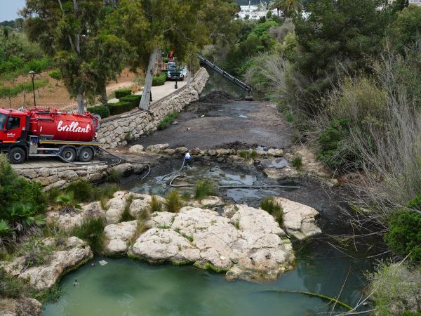 El Ayuntamiento de Santa Eulària inicia las tareas de limpieza para mejorar la calidad del río y la laguna