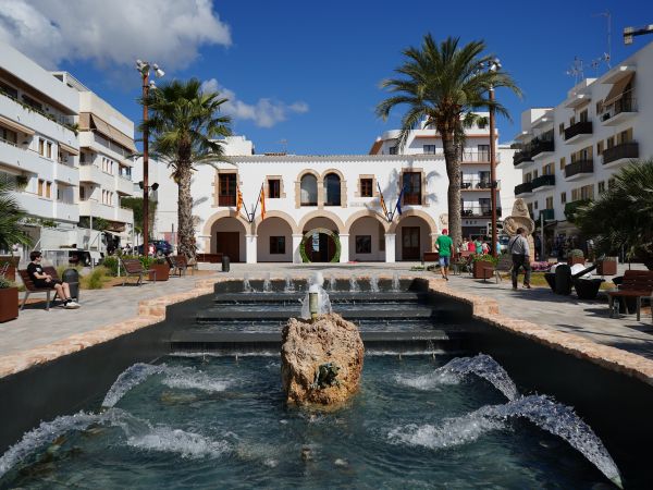 La Plaza España de Santa Eulària abierta de nuevo tras la finalización de las obras