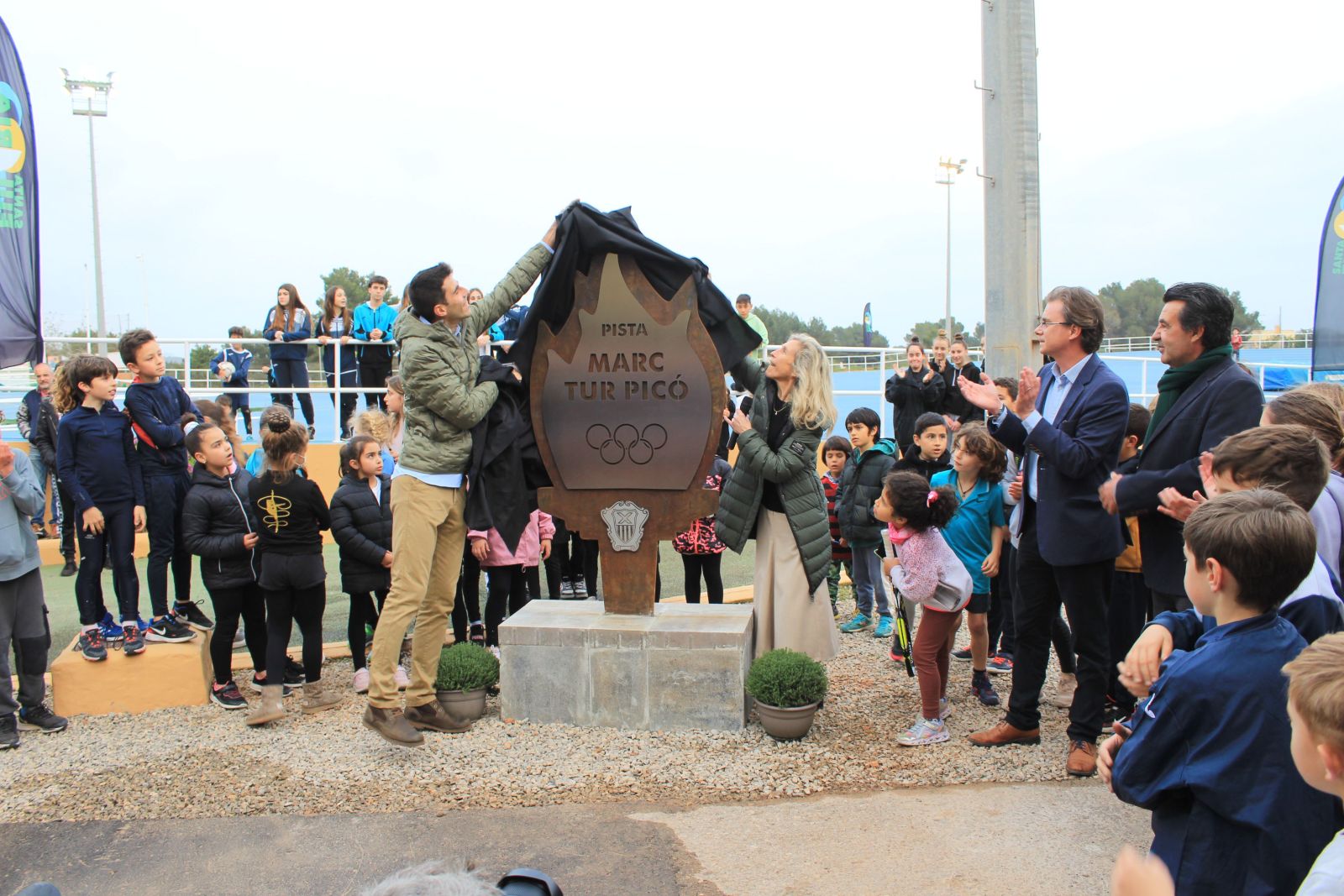 La pista municipal d'atletisme de Santa Eulària des Riu porta des d'avui el nom del marxador Marc Tur Picó