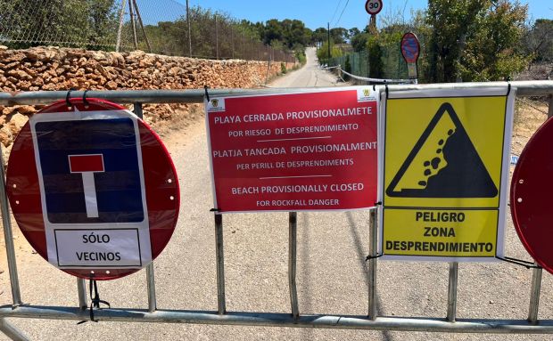 Tancada provisionalment la platja de s’Aigua Blanca per a garantir la seguretat pel risc de despreniments