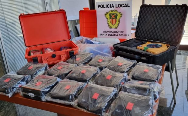 La Policia Local amplia la seva dotació bàsica d'atenció sanitària amb 20 equips per combatre les hemorràgies