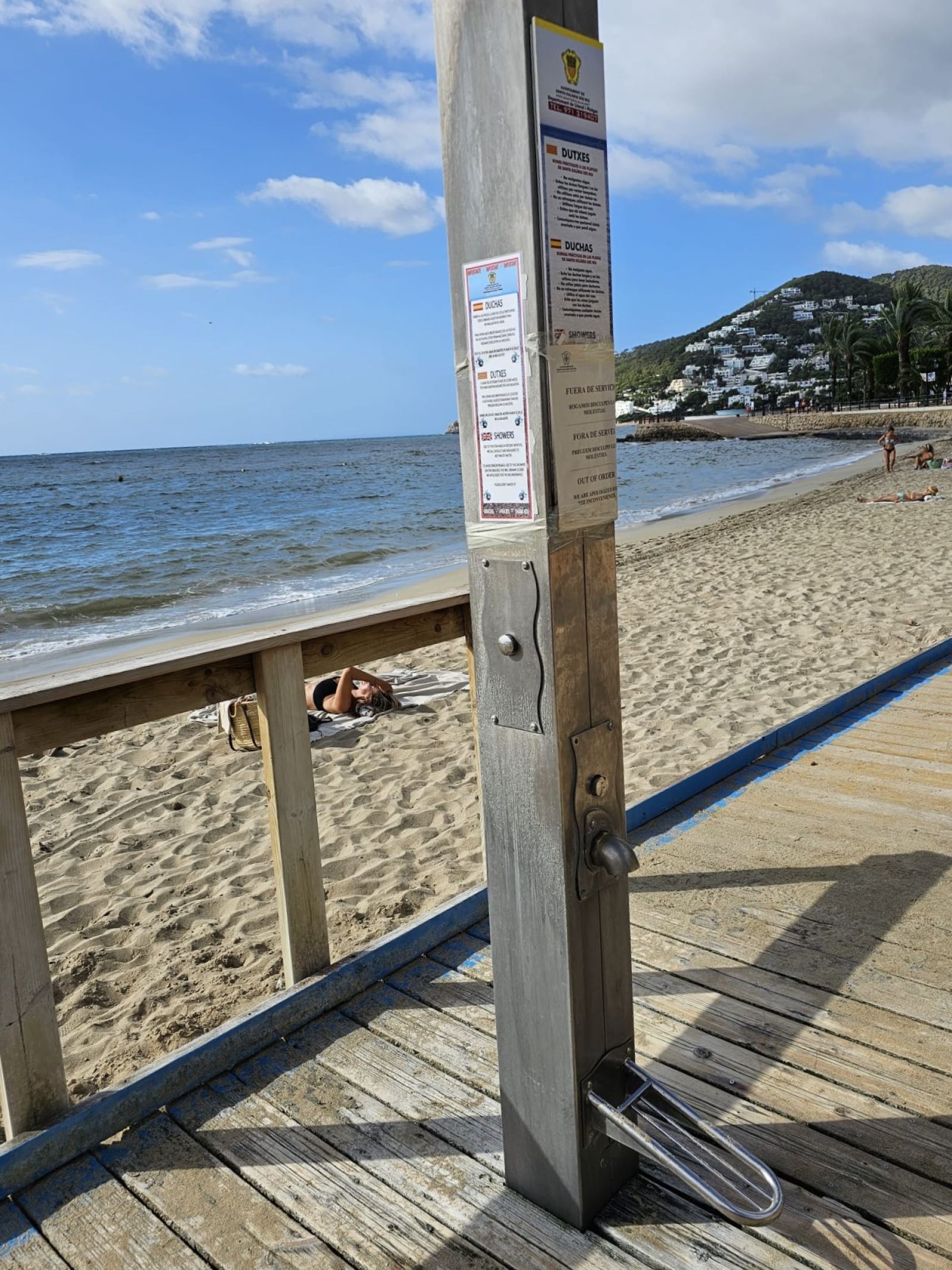 Santa Eulària cierra las duchas de las playas y restringe el caudal de agua en los lavapiés y los jardines municipales