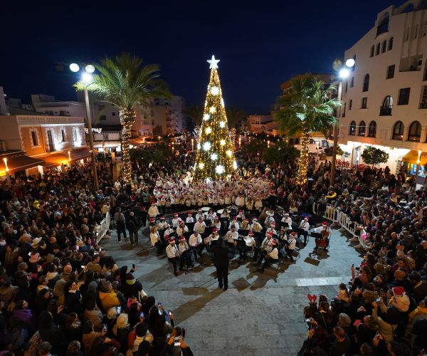 La magia de la luz y de la música dan la bienvenida a la Navidad en Santa Eulària